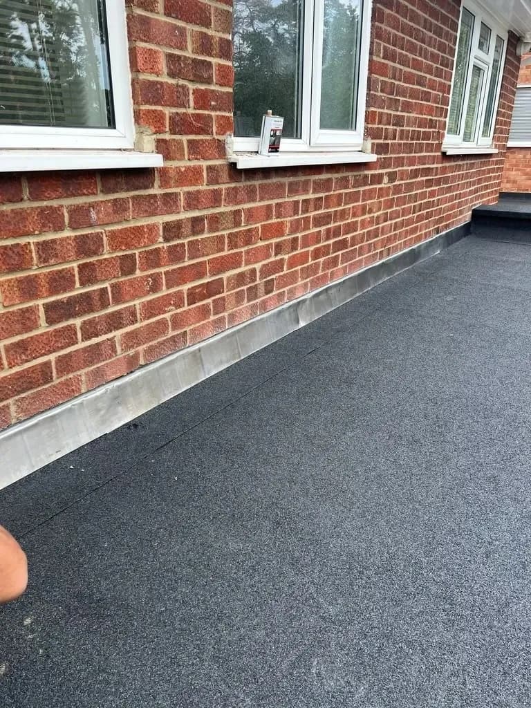 Flat roof upstand and flashing detail